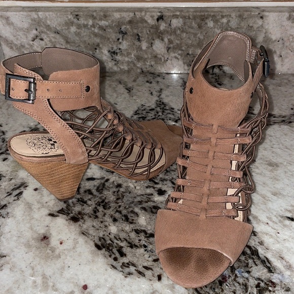 VINCE CAMUTO BOOTIES! Brown leather! Perfect for fall! - Picture 4 of 11